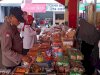 Antisipasi Peredaran Pangan Yang Tidak Aman Menjelang Nataru 2024, Tim Pembinaan Dan Pengawasan Obat Dan Makanan (TKPPOM) Lintas Sektor Kabupaten Klaten Menyelenggarakan Sidak Pangan Di Pasar Dan Toko Makanan