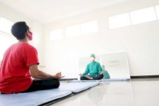 Latihan Senam Pernapasan untuk Pasien Isoman di GOR