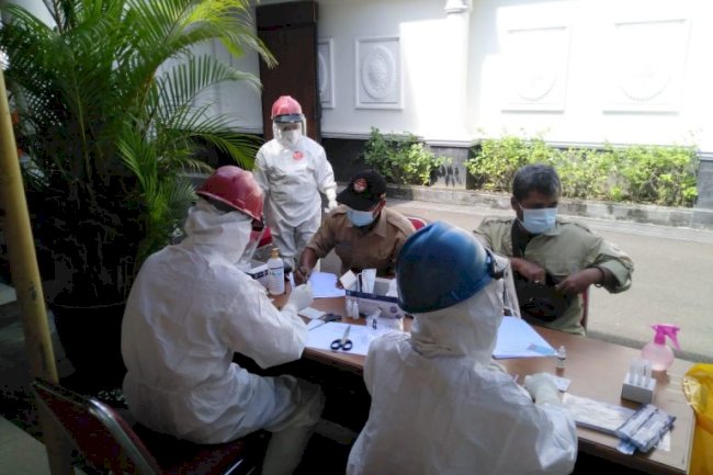 Berkerumun, Siap – Siap di Swab di Tempat