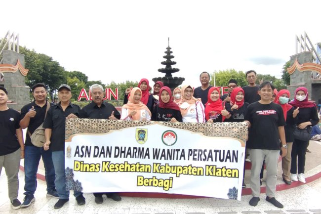 Dinas Kesehatan Kabupaten Klaten Berbagi Bingkisan Lebaran Kepada Warga Klaten di Alun - Alun Klaten