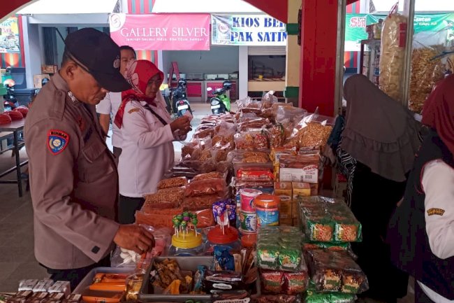 Antisipasi Peredaran Pangan Yang Tidak Aman Menjelang Nataru 2024, Tim Pembinaan Dan Pengawasan Obat Dan Makanan (TKPPOM) Lintas Sektor Kabupaten Klaten Menyelenggarakan Sidak Pangan Di Pasar Dan Toko Makanan