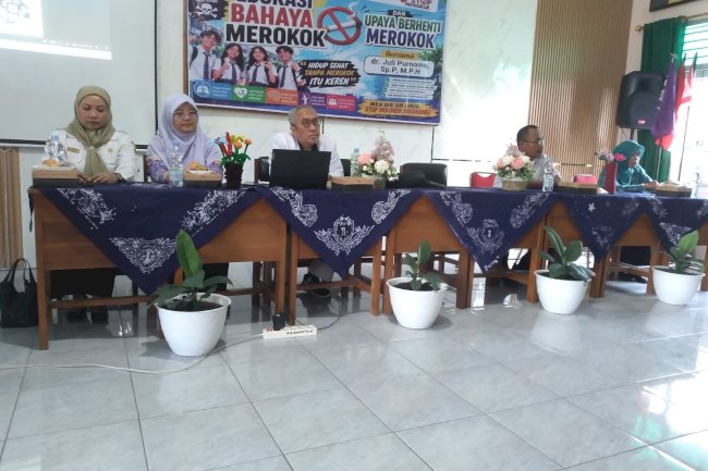 Rokok merusak diri, menghancurkan masa depan! 