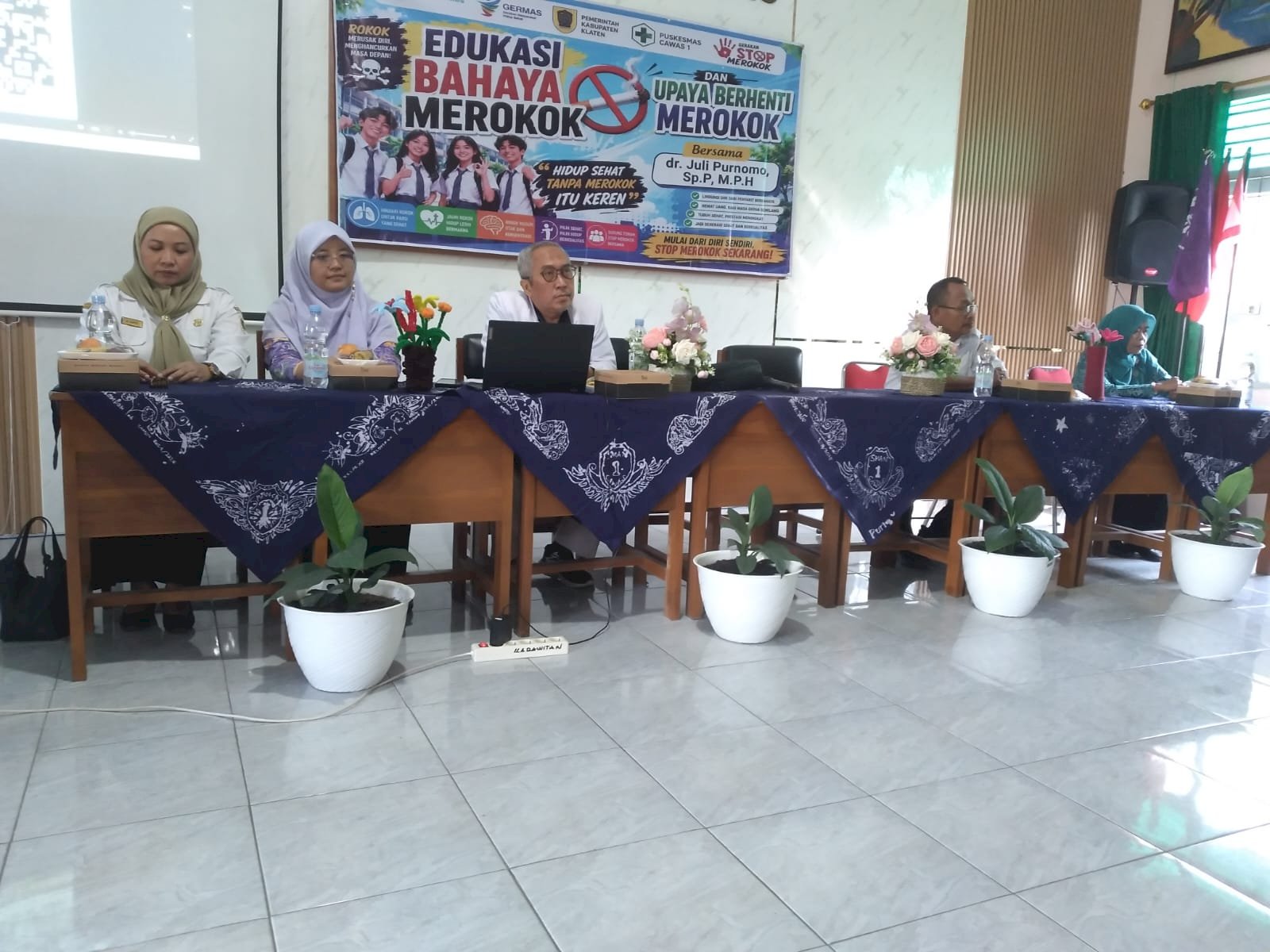 Rokok merusak diri, menghancurkan masa depan! 